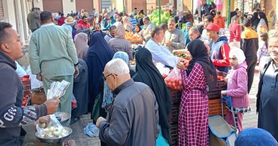 إقبال على أسواق اليوم الواحد بمركز الداخلة وبلاط بسبب تخفيضات الأسعار