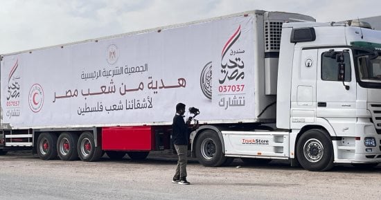 تواصل دخول شاحنات المساعدات إلى غزة بإشراف الهلال الأحمر المصرى