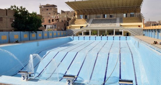 حمام السباحة الأولمبى بالأقصر بوابة صناعة النجوم نحو العالمية.. خطوة جديدة من المحافظ لدعم أول حمام بمواصفات دولية فى جنوب الصعيد بإسناد تشغيله وصيانته لشركة استادات.. وبدء أعمال تطوير الحمام الرئيسى.. صور