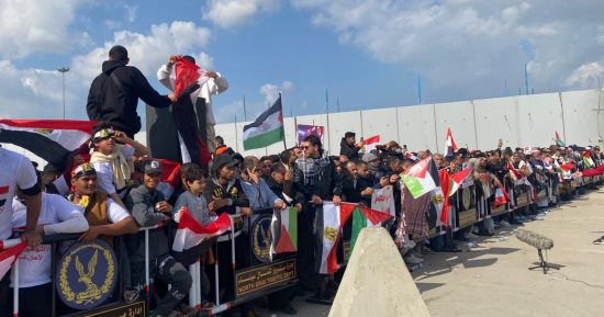 المصريون من أمام معبر رفح: لا للتهجير لو هنموت