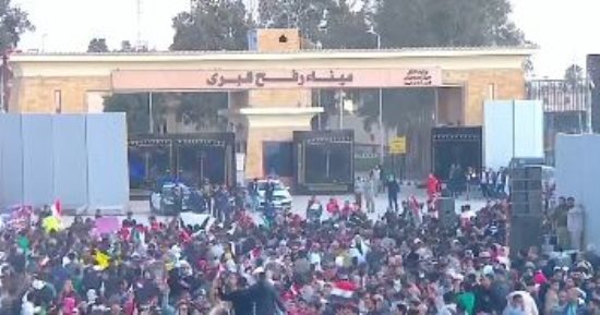 "تهجير الفلسطينيين خط أحمر.. لا للتهجير".. المصريون يحتشدون على حدود غزة لرفض تصفية القضية الفلسطينية.. ويؤكدون دعمهم لموقف القيادة المصرية.. ويطالبون المجتمع الدولى بتحمل مسؤولياته لوقف انتهاك القانون الدولى