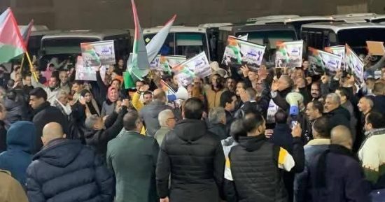 حشود كبيرة من أبناء الغربية قبل السفر لرفح لرفضهم قرار تهجير الفلسطينيين (صور)