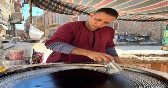 روائح رمضان.. "أحمد" ساحر الكنافة البلدى فى قنا شغال من عمر 8 سنين.. فيديو