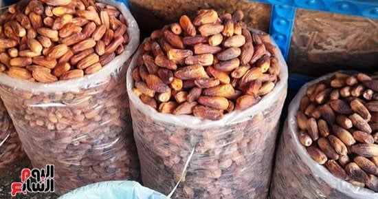 عم بحر أقدم بائع بلح فى سوق العبور.. ورث المهنة أبا عن جد "فيديو"