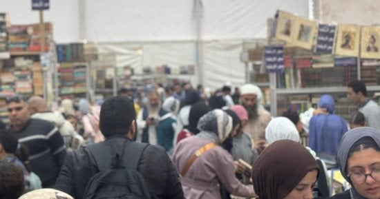 زحام شديدة على سور الأزبكية بمعرض الكتاب.. كيلو الكتب بـ 100 جنيه