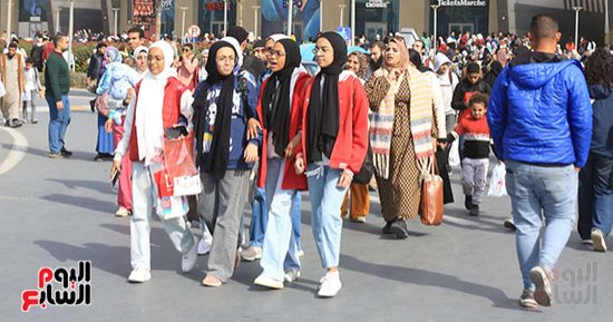 معرض القاهرة الدولي للكتاب يتخطى الأربعة ملايين زائر