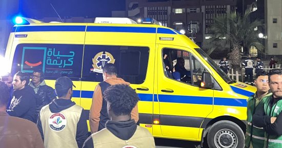 محافظ شمال سيناء يستقبل المرضى الفلسطينيين بالورود والهدايا.. فيديو