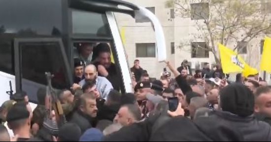 فلسطينيون يستقبلون أسرى محررين من سجون الاحتلال فى الضفة الغربية.. صور