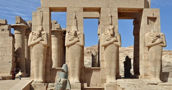 قصة وتاريخ معبد الرمسيوم بالبر الغربى في الأقصر مع بدء مشروع ترميمه.. بناه الملك رمسيس عاشق المعابد الجنائزية لعبادة الإله آمون.. ونقوش وصور على جدرانه تسجل معركة قادش والانتصار المصرى على الحيثيين.. صور