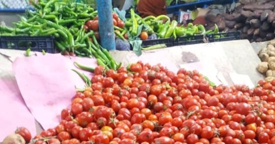 الطماطم بــ 45 جنيها والبصل بـ 10 جنيهات فى أسواق سوهاج