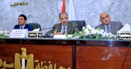 محافظ سوهاج يوجه بتنظيم برامج توعوية وندوات لتعزيز الوعى بحقوق الإنسان
