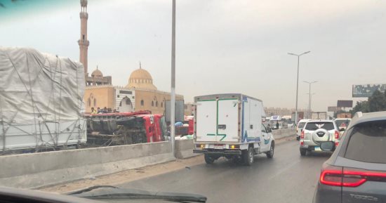 انقلاب سيارة نقل على طريق الإسكندرية الزراعى بالقليوبية وإصابة السائق.. صور