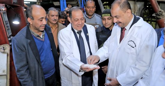 محافظ سوهاج يتفقد العمل بمصنع سكر جرجا ويطلق إشارة البدء لموسم عصير القصب