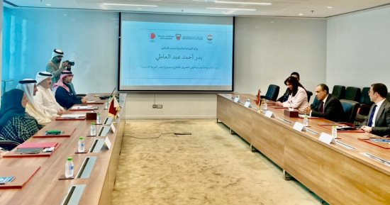 وزير الخارجية والهجرة يلتقى بوزير الصناعة والتجارة البحرينى فى المنامة