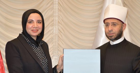وزير الأوقاف يكرم باحثة ويهديها درعا تقديرًا لتفوقها في العلوم والتكنولوجيا
