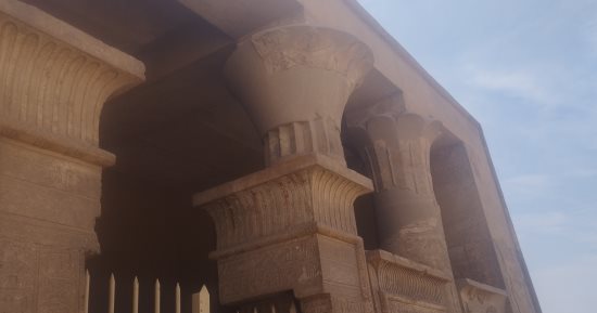 صناعة العطور من أيام الفراعنة.. شاهد أسرارا وحكايات من داخل مقبرة بيتوزيروس