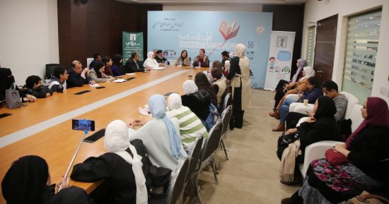 مشاركون بمعرض الكتاب: الطفل يشعر بالقدوة بمجرد لمس جلد أمه