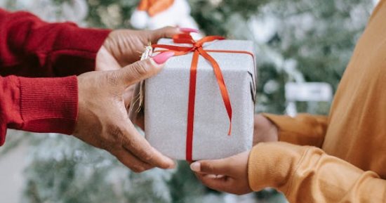 عيد الحب على الأبواب اعرف إتيكيت تقديم الهدايا لشريك حياتك