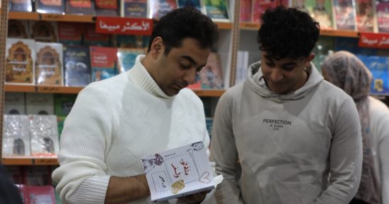 نادر عيسى يوقع ديوانه "مئة لو ولم" فى معرض القاهرة للكتاب