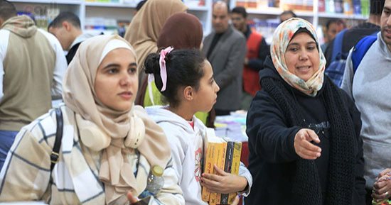 استمرار توافد الجمهور على زيارة معرض الكتاب فى اليوم قبل الأخير