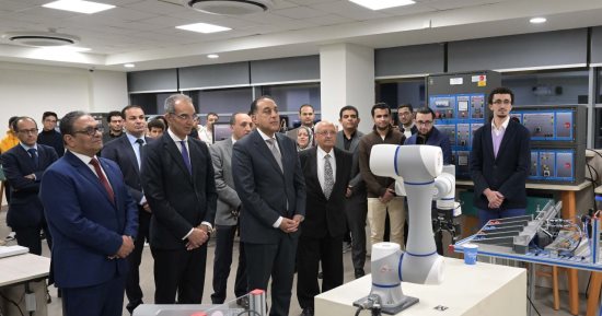 رئيس الوزراء يتفقد المعامل التكنولوجية المتطورة بمدينة المعرفة