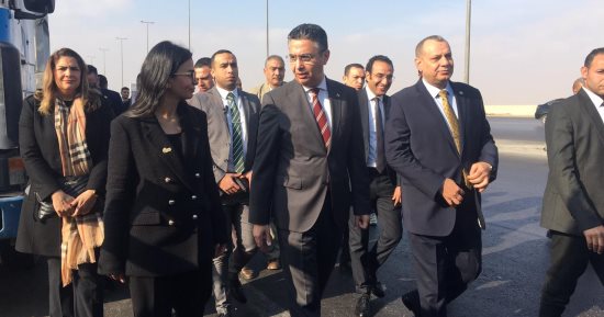 صور وفيديو .. وزير التموين يشهد اصطفاف الشاحنات استعدادا للانطلاق نحو قطاع غزة