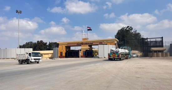 استمرار إغلاق معبر رفح من الجانب الفلسطيني يعطل دخول المساعدات إلى غزة