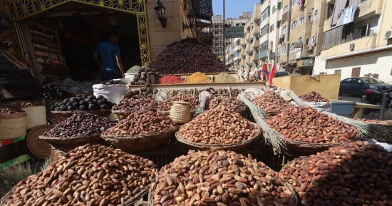 هل هلاله.. البلح الأسوانى يزين الأسواق قبل حلول رمضان.. انتعاشة حركة سوق التمور الجافة فى الجنوب.. والتجار والباعة: لدينا أجود الأنواع ولا غنى عنها فى مائدة الإفطار.. والأسعار تبدأ من 20 جنيهًا للكيلو