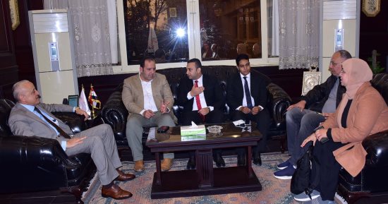 محافظ الأقصر يناقش دعم القطاع الطبى مع مساعد وزير الصحة للمشروعات القومية