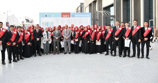 طلاب جامعة قناة السويس فى زيارة لجناح مركز معلومات الوزراء بمعرض الكتاب