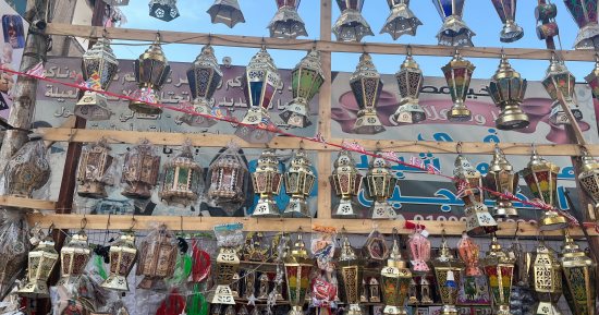 هل هلالك يا رمضان.. شاهد كيف تستعد شوارع قنا لاستقبال الشهر الكريم بالفوانيس