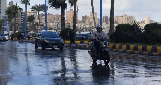 أمطار غزيرة تضرب الإسكندرية مع نشاط لحركة الرياح.. فيديو