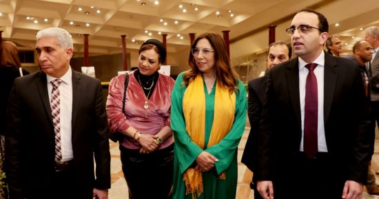 نائب المحافظ ورئيس مهرجان الإسماعيلية يتفقدان معرضًا للصور الفوتوغرافية