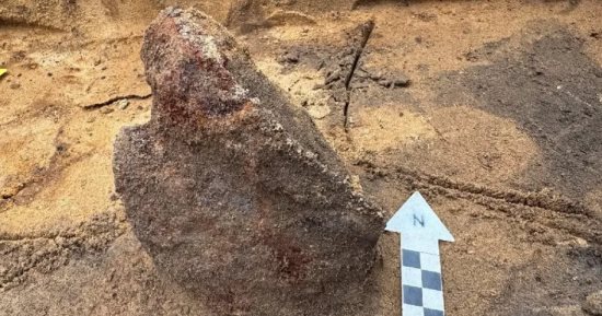 اكتشاف خوذة رومانية ومخبأ أسلحة من العصر الحديدى فى الدنمارك