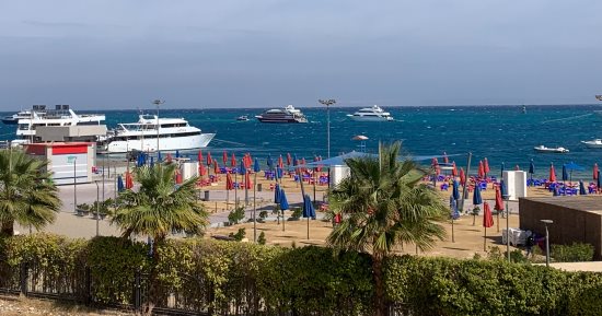 نشاط كبير للرياح وارتفاع الأمواج بالبحر الأحمر مع رواج بحرى حول الجزر.. مباشر
