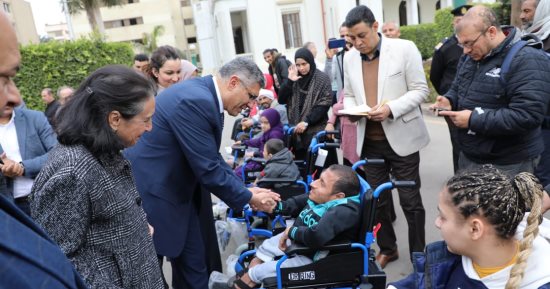 محافظ الجيزة يسلم 53 موتوسيكل وكرسى كهربائي لذوى همم