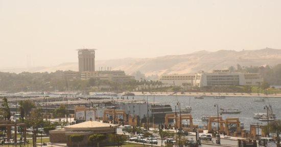إغلاق المجرى الملاحى فى النيل بأسوان بسبب تقلبات الطقس.. لايف