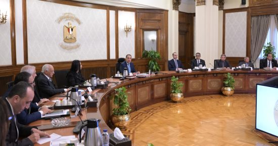 رئيس الوزراء يجتمع مع أعضاء مجلس أمناء الحوار الوطني