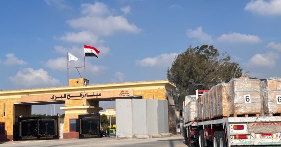 استمرار دخول المساعدات المصرية عبر معبر رفح.. 170 شاحنة تعبر اليوم 