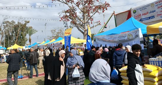 زحام على شراء السلع الغذائية فى سوق اليوم الواحد بالإسماعيلية.. فيديو