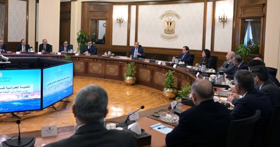 رئيس الوزراء يستعرض أعمال التنمية بالساحل الشمالى الغربى مع عدد من المستثمرين