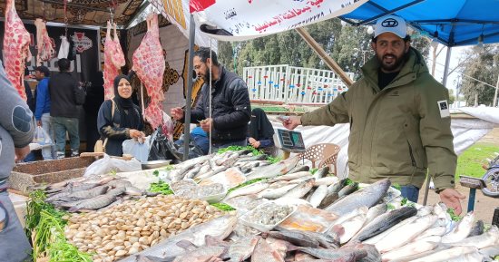 إقبال كبير على شراء الأسماك فى سوق اليوم الواحد بالإسماعيلية.. فيديو