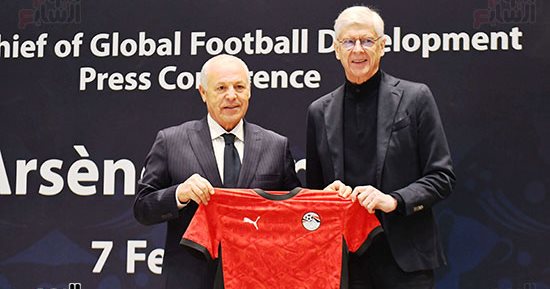 هانى أبو ريدة يهدى قميص منتخب مصر لـ أرسين فينجر.. صور 