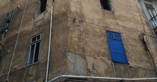 انهيار أجزاء من عقار قديم بوسط الإسكندرية دون إصابات
