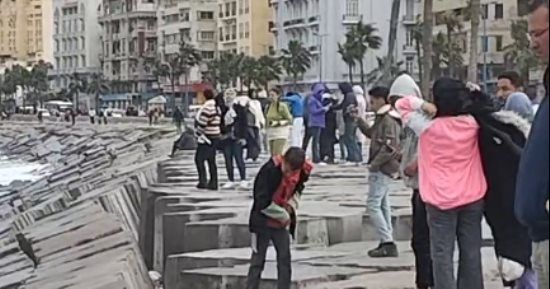 الأهالى بالإسكندرية يستمتعون بالأجواء الشتوية الرائعة على الكورنيش.. فيديو