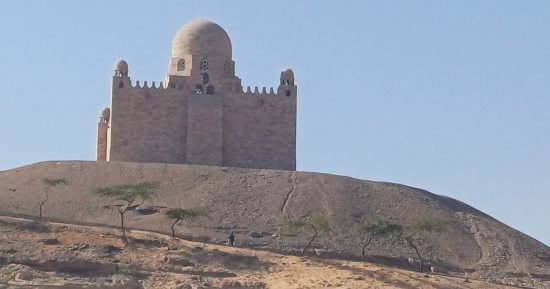 الوداع الأخير.. هنا يرقد جثمان الأمير كريم الحسينى آغاخان.. لايف