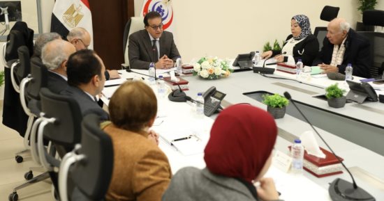 وزير الصحة يشكل مجموعات عمل لبحث الاستثمار في أسواق التصنيع الدوائى الجديدة.. صور