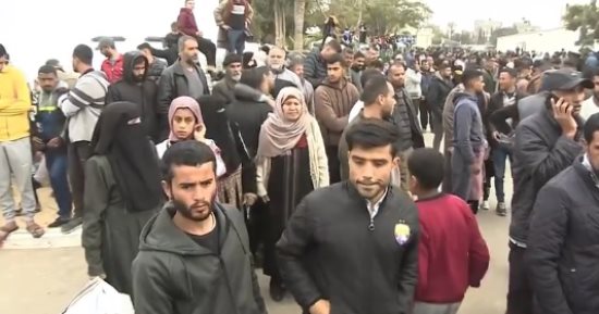 الأسرى الفلسطينيون المحررون يصلون إلى غزة وسط أجواء احتفالية