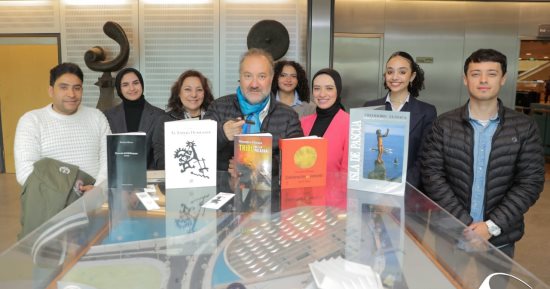 الشاعر التشيلي "ثيودورو إلساكا" في زيارة لمكتبة الإسكندرية