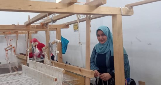 قصة نجاح فتيات أعدن الحياة لمهنة السجاد والكليم بمنتجات متميزة.. فيديو